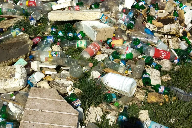 Grămezi de gunoaie colectate de pe Someșul Mic, în cartierul Grigorescu FOTO