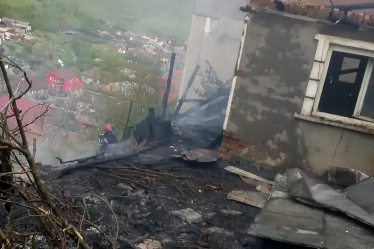 O familie din Dej aproape a rămas fără locuință din cauza unei arderi de vegetație scăpate de sub control FOTO
