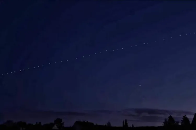 Sateliți vizibili cu ochiul liber deasupra Clujului. Oamenii au crezut că sunt OZN-uri FOTO