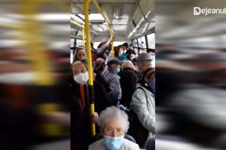 Clujeni ținuți ca animalele într-un autobuz! Distanțarea socială e o glumă - VIDEO