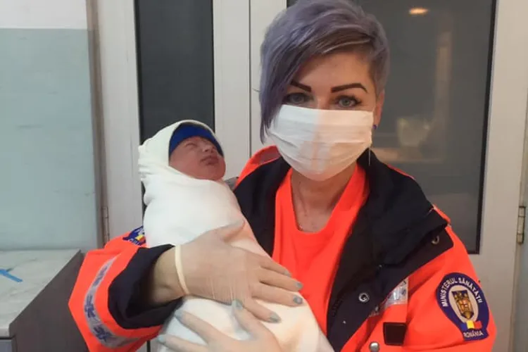 Cluj: Copil născut în ambulanță în noaptea de Înviere - FOTO