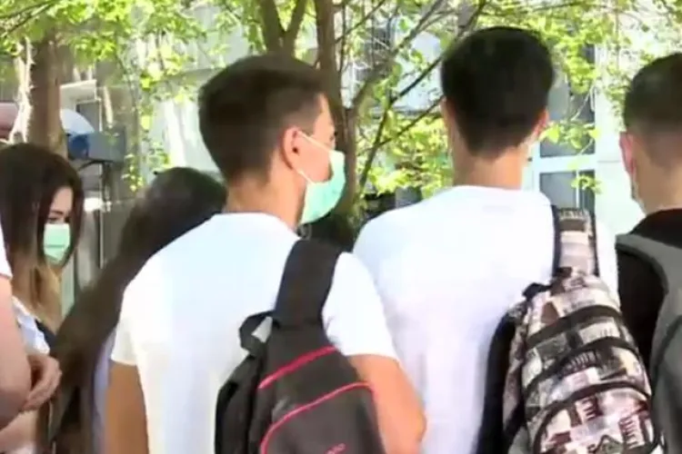 Elevii și studenții nu vor purta mască la cursuri dacă se respectă distanța socială