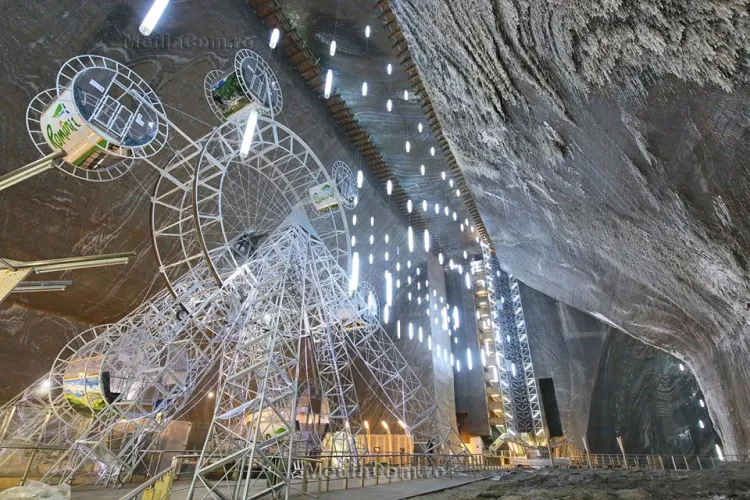 Salina Turda și-a redeschis porțile, iar vizitatorii au coborât în mina de sare fără frică de COVID 19