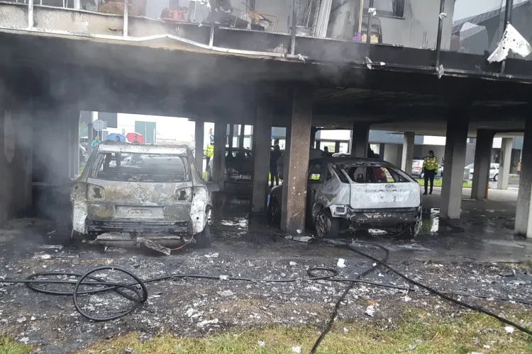 Un bloc din Sânnicoara, comuna Apahida, a luat foc după ce două mașini s-au aprins - FOTO