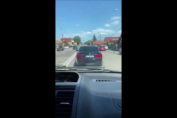 BMW din Cluj, șicanări în trafic. A scos cuțitul pe geam - VIDEO