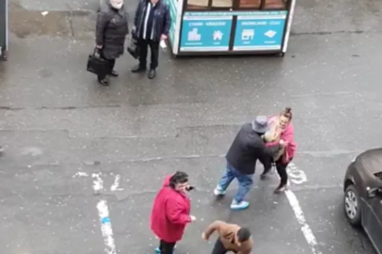 Femeie în scaun cu rotile bătută în Mărăști. I-au răsturnat scaunul - VIDEO