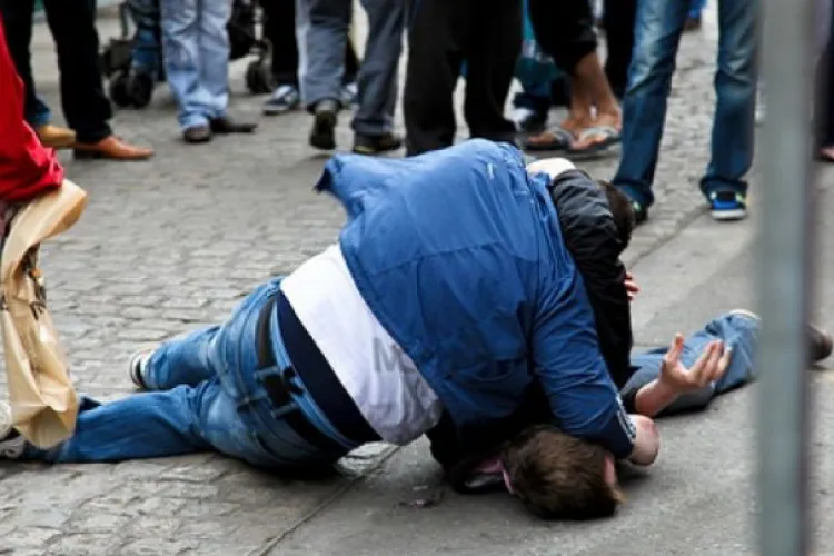 Interlopii din Turda au bătut un canadian, care a apărat un copil agresat de mama lui