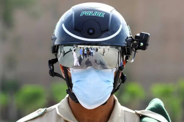 Au apărut poliţiştii cu căşti de supraveghere care scanează temperatura din mers - VIDEO