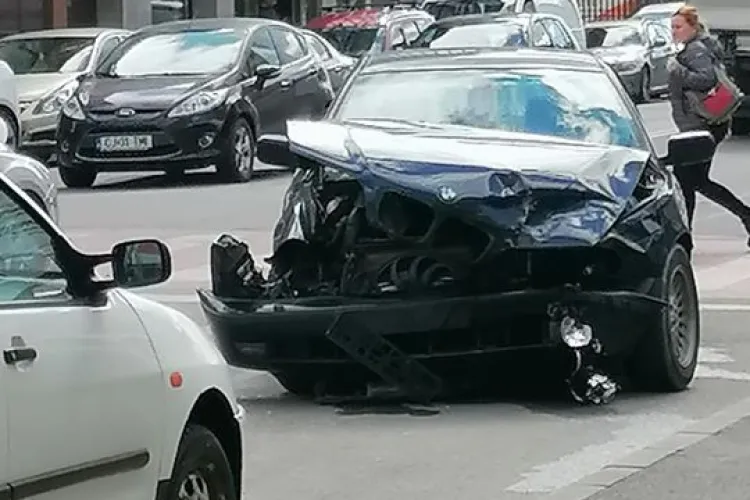 Accident pe strada București. Un șofer și-a făcut BMW-ul praf FOTO