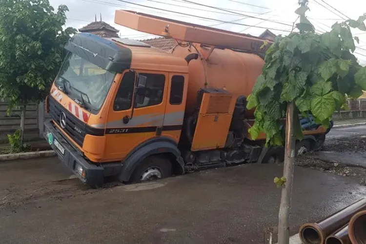 Un șofer s-a ”scufundat” cu vidanja pe un drum în lucru - FOTO