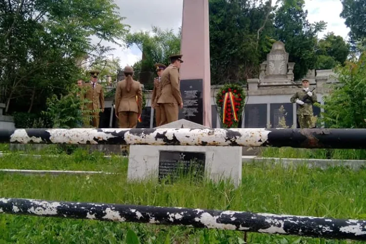 MApN a reacționat după gafa de la Turda și recunoaște greșeala. Militarii au dat onorul la cimitirul sovietic