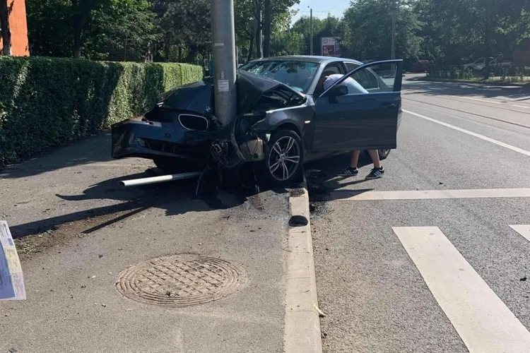 Accident pe Plopilor! Un BMW, singur pe drum, a intrat într-un stâlp - FOTO