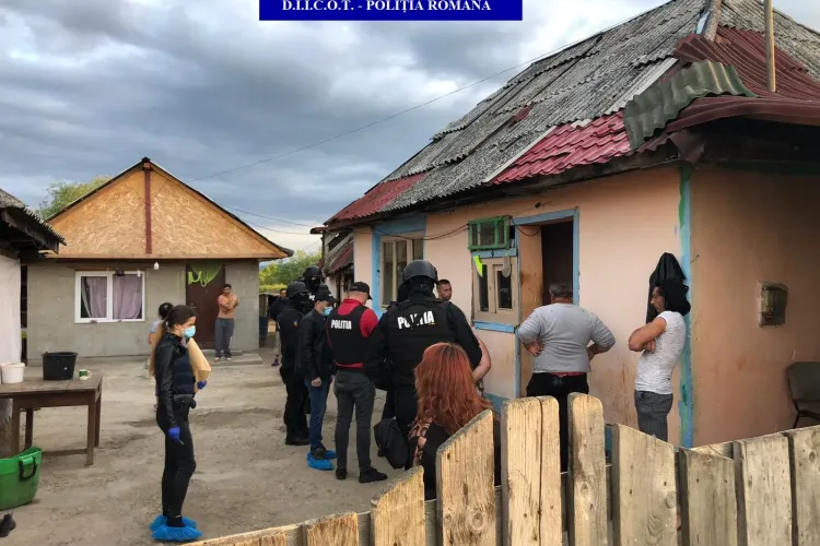 Ca în Evul Mediu. O familie din Maramureș răpea bărbați pe care îi bătea și îi exploata ca sclavi la o fermă