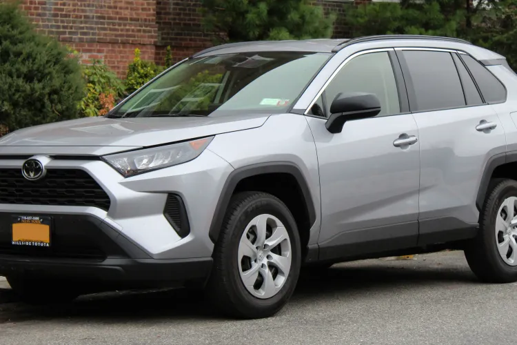 Anunț TENTANT la prima privire: ”Donez Toyota Rav4 celor care au nevoie!” Cum funcționează ȚEAPA!