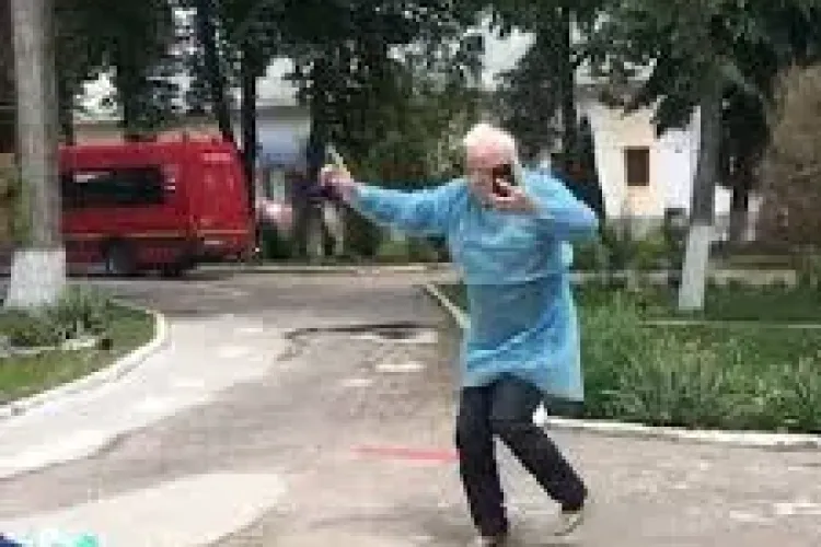 Un bunic dansează de fericire după ce s-a vindecat de coronavirus - VIDEO