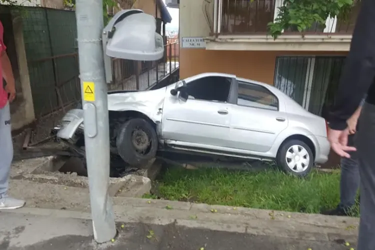 Accident spectaculos pe Calea Turzii! A zburat peste trotuar și s-a oprit la geamul unui bloc - FOTO