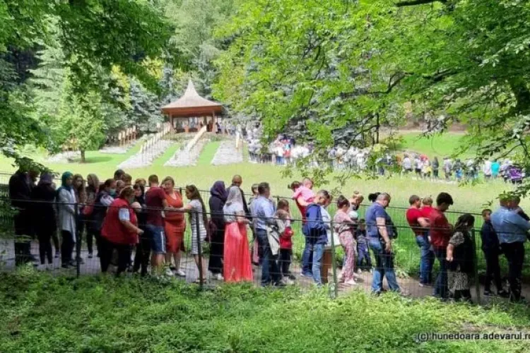 Aglomerație la mormântul lui Arsenie Boca. Mii se oameni s-au îngrămădit, fără a respecta distanțarea socială