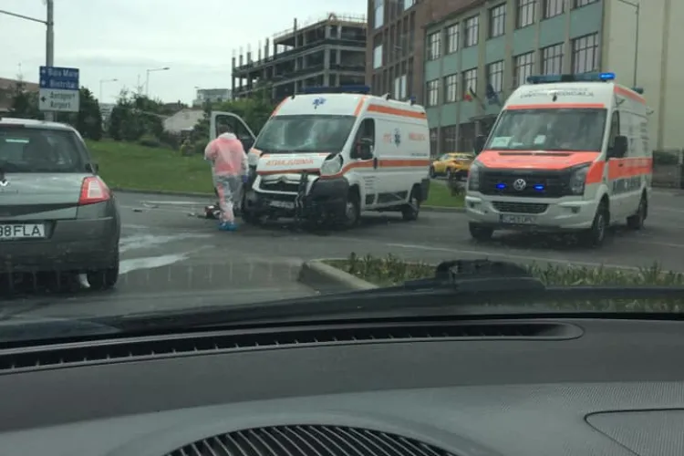 Ambulanță lovită de un autoturism în Piața Cipariu! A intrat pe roșu în intersecție - FOTO