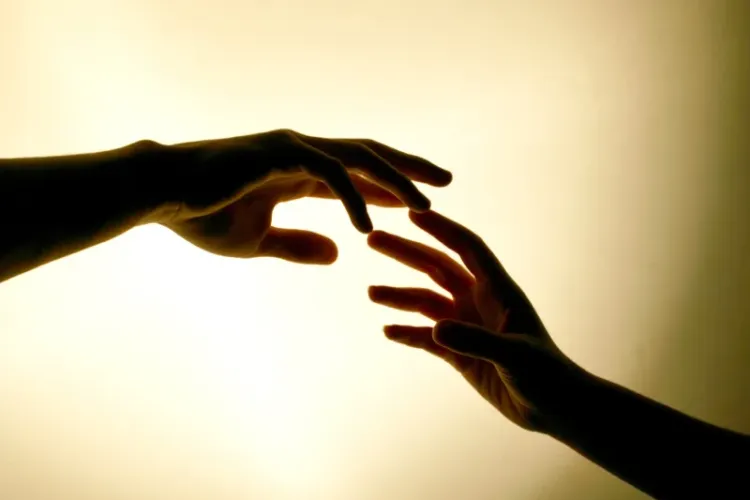 O familie întreagă din Gherla a ajuns la spital cu COVID 19, dar un STRĂIN a avut grijă de gospodăria lor, când unii au refuzat să ajute