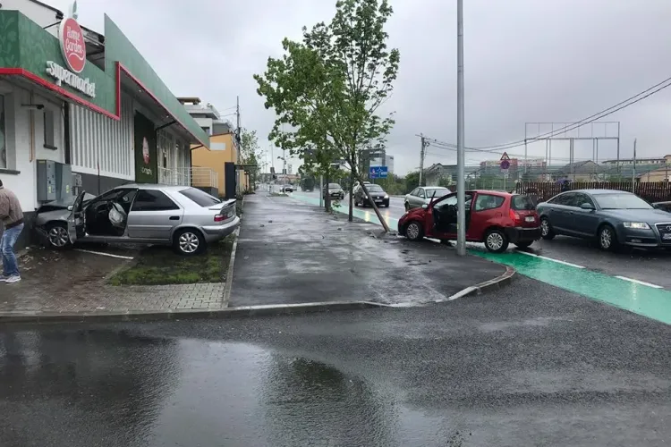 Accident pe strada Bună Ziua, proaspăt modernizată. Abia a fost inaugurată și deja a fost distrus un copac FOTO