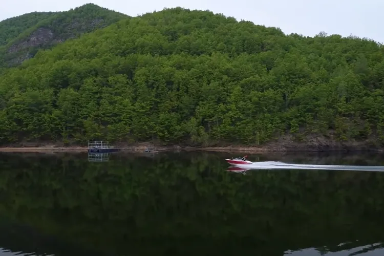 Cine zicea că după pandemie lucrurile se vor schimba? Bogații cu bărci cu motor au reapărut pe lacul Tarnița - VIDEO