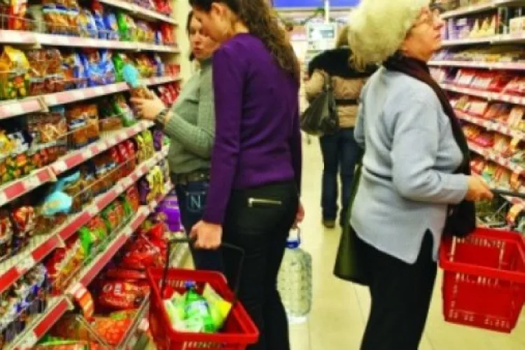 Scade consumul în România. În a doua lună a stării de urgență vânzările s-au dus în cap