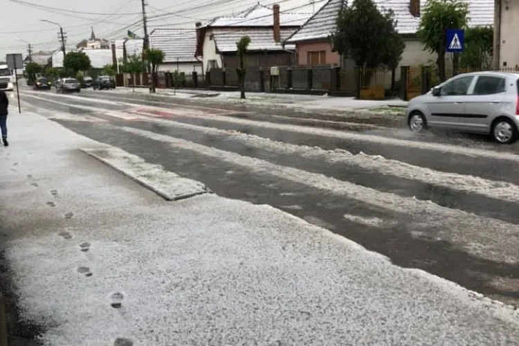 Gheața a făcut prăpăd la Cluj. Oamenii au crezut că vine ninsoarea - VIDEO