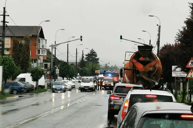 Accident pe strada Corneliu Coposu, cauzat de un șofer neatent. Un bărbat a ajuns la spital FOTO