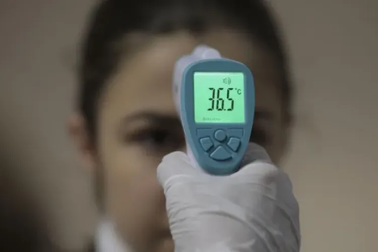 Triajul epidemiologic e OBLIGATORIU la intrarea în spațiile publice închise. Când vi se poate interzice accesul 