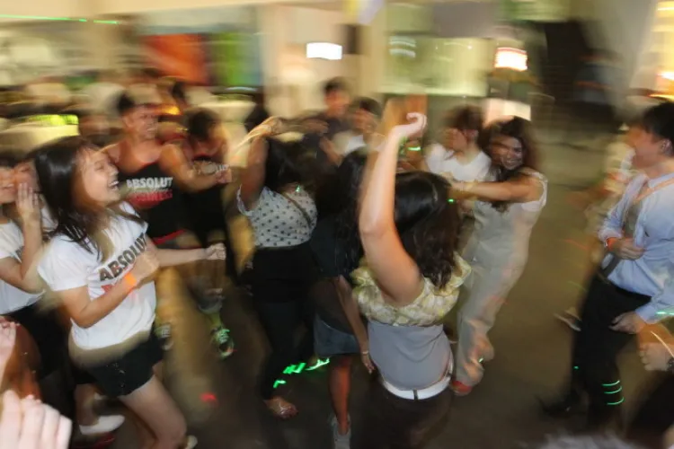 Câți oameni pot participa la o petrecere într-un apartament, în perioada stării de alertă - VIDEO