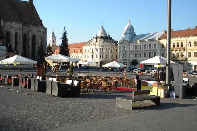 Se redeschid terasele, dar NU vei merge în Piața Unirii sau Piața Muzeului să te pui la masă de capul tău