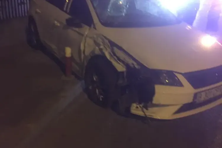 Mașină răsturnată pe strada Câmpului. Mama era la volan și copilul, în scoică, în dreapta - FOTO