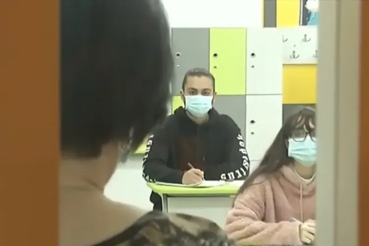 Doi elevi, din clasa a VIII-a și a XII-a, infectați cu coronavirus