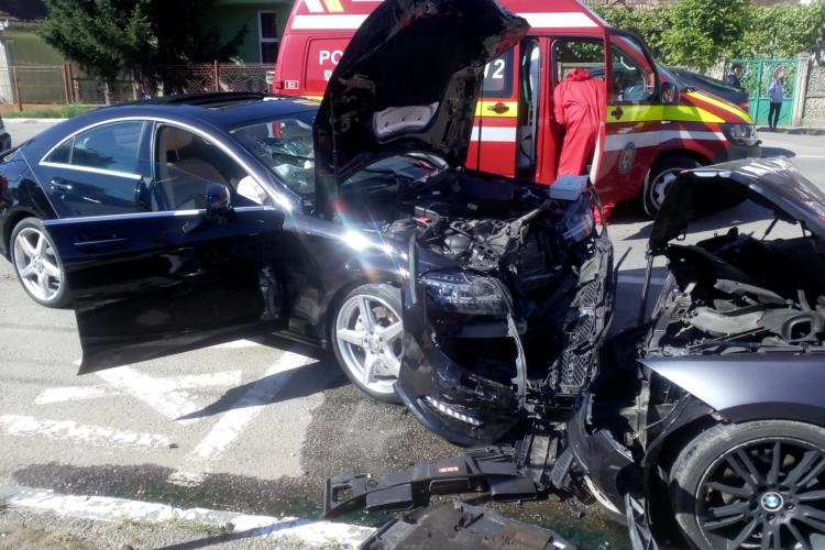 CLUJ: Neatenția costă! Un șofer neatent a cauzat un accident în timp ce încerca să parcheze. O persoană a fost rănită FOTO