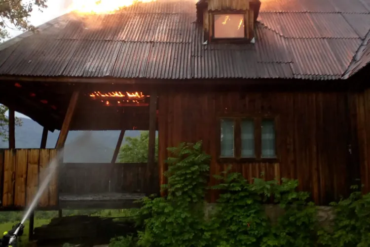 Incendiu la o casa de vacanță din Cluj. Totul a pornit de la un fulger FOTO