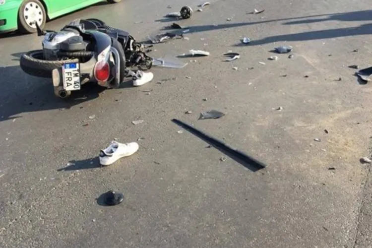 Accident pe strada Oașului. Un scuterist a derapat pe linia de tramvai și a intrat într-o mașină