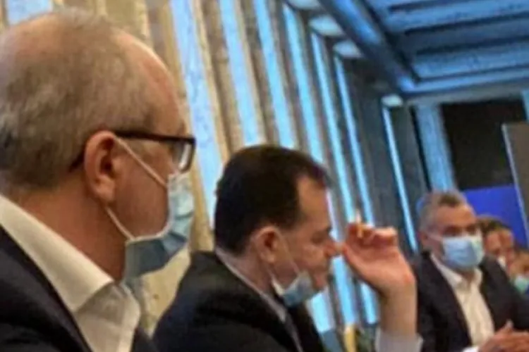  O nouă fotografie cu premierul Orban care fumează la Palatul Victoria