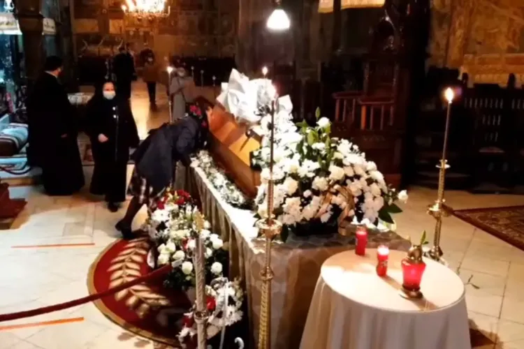 Enoriaşii au pupat sicriul ÎPS Pimen fără mască, deși acesta a murit de COVID-19 - VIDEO