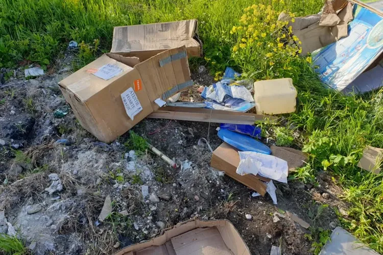 Gunoi aruncat pe malul Someșului în Florești, cu tot cu factura de cumpărare - FOTO