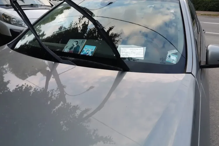 Mercedes parcat la Cluj de toată rușinea. Bordul e plin de icoane - FOTO