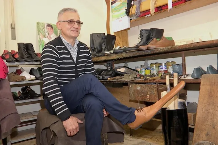 Un pantofar clujean a creat ”pantofii de distanțare socială” VIDEO