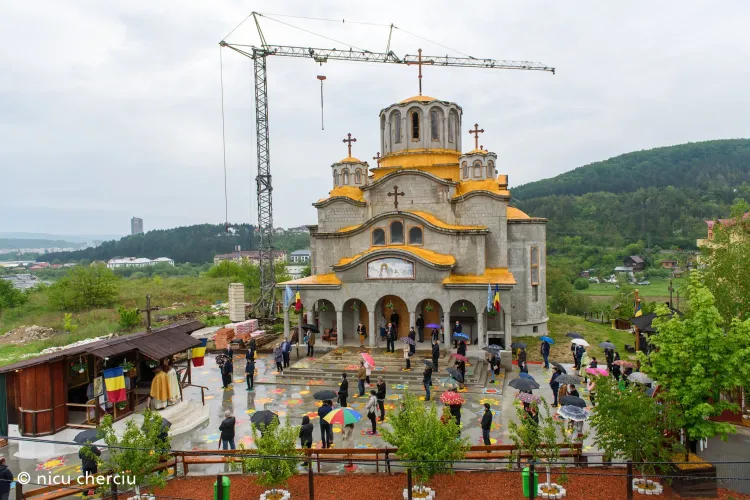 Cum a arătat la slujba de duminică curtea bisericii din Florești, unde au fost pictate flori ca reper de distanțare socială- FOTO