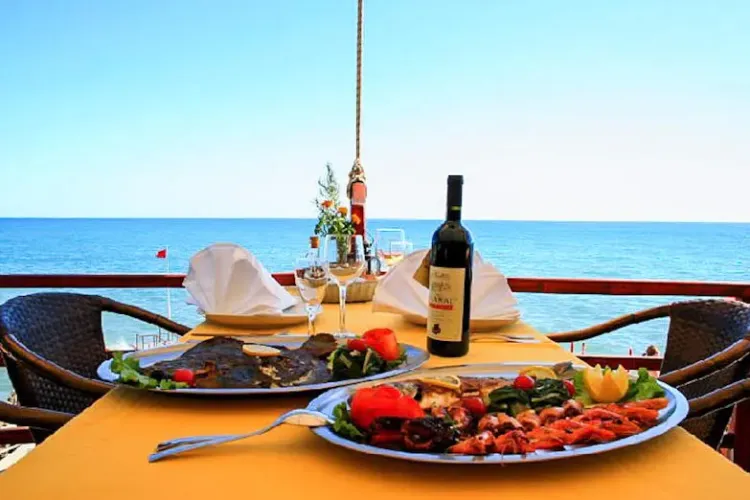 Propuneri pentru redeschiderea restaurantelor: La o masă să stea maxim 8 oameni