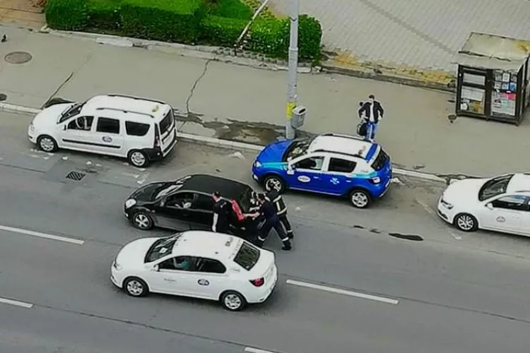 Dovadă de omenie a pompierilor clujeni! S-au dat jos din autospecială pentru a ajuta o șoferiță căreia nu ii pornea mașina FOTO