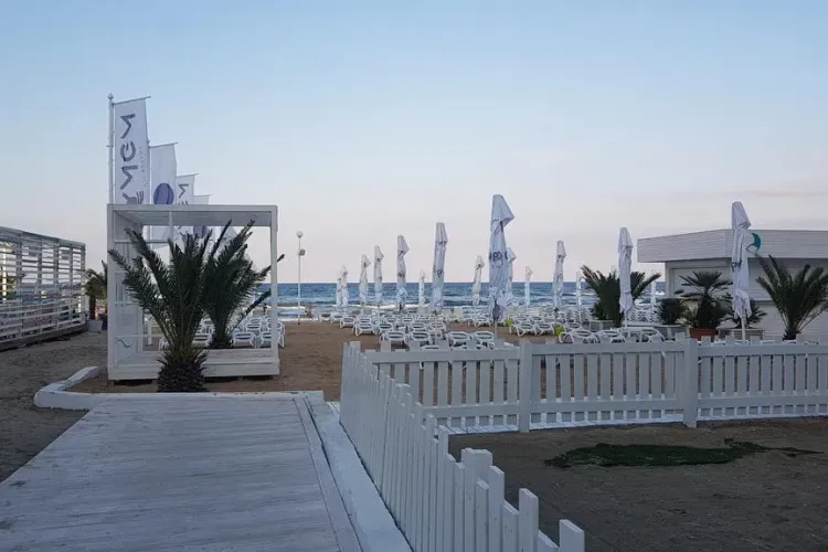 Apartament pe litoral cu 40.000 de lei pe săptămână. WOW! - FOTO