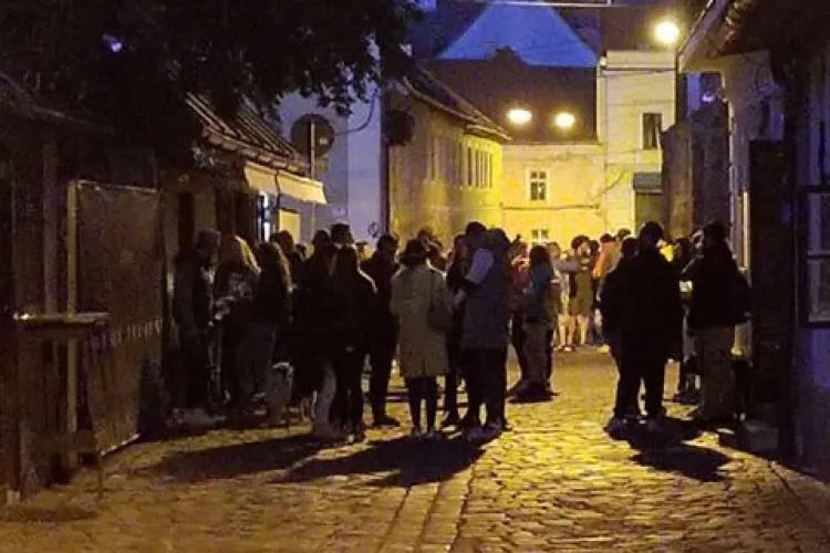 Pe strada Potaissa e petrecere seară de seară. Zeci de tineri beau pe stradă. Au uitat de COVID 19 - FOTO