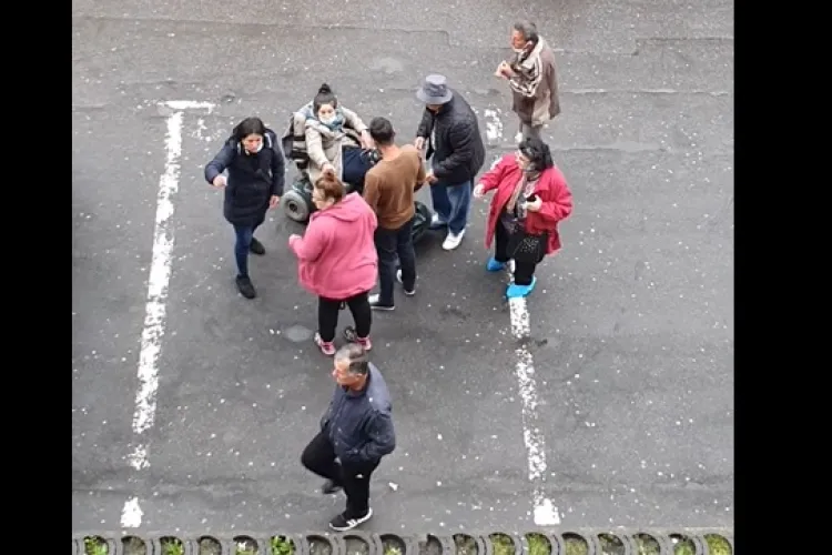 CLUJ: Bărbatul care a lovit o femeie în scaun cu rotile a fost reținut de polițiști