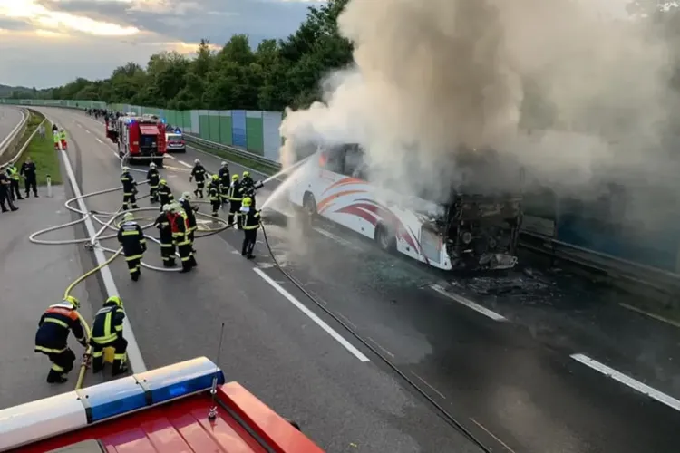 Autocar cu 49 de români a luat foc pe autostradă, lângă Viena