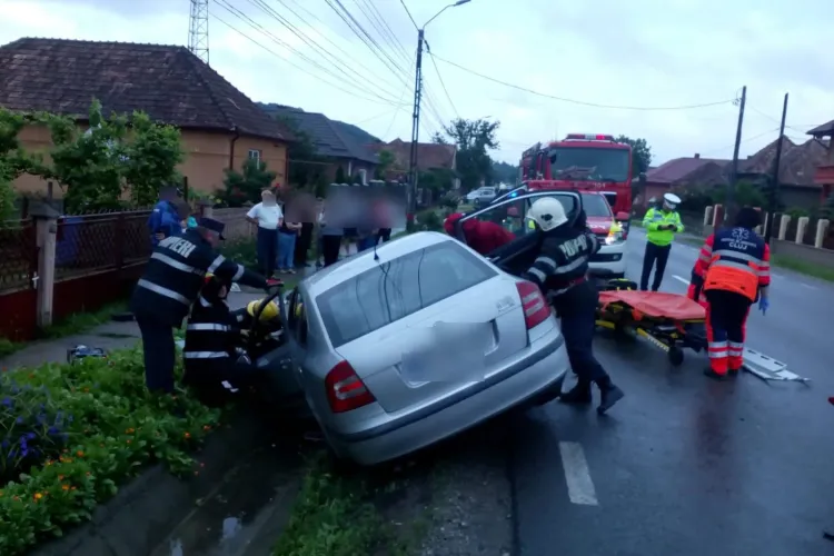 CLUJ: Două persoane au rămas încarcerate în urma unui accident FOTO/VIDEO