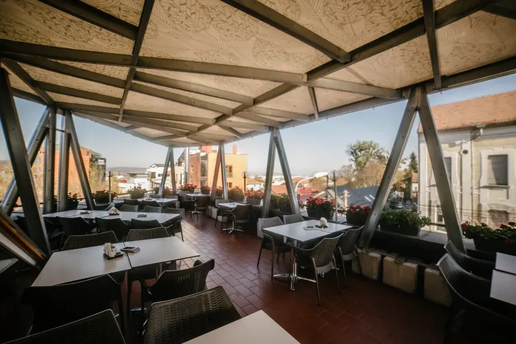 Ministrul economiei: NU va fi obligatorie purtarea măștilor la terase